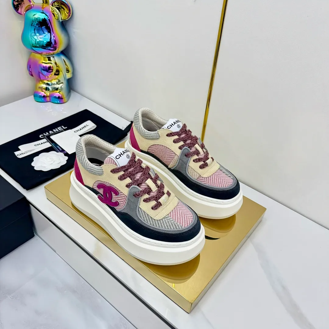 👟👟Ex-factory price 600👟👟 Upgraded version, upgraded version, upgraded version! No rebuttal accepted! ! ! ! Chanel Chanel panda shoes! 2025 counter's top casual sports shoes. This classic design; the upper is electro-embroidered with a variety of techniques; the outsole is fashionable and sporty; the unusual inclusion of a variety of color matching elements... The diversified mix and match is very good-looking and versatile, and can be used for leisure, fashion, sports, and outdoor... ꫛꫀꪝ Go➫ Materials: ❶Upper made of: original imported first-layer silk cowhide + original waterproof cloth + original first-layer cowhide ❷Inner lining: Original Yangli+Net ❸Outsole based on: Original TPU combination outsole Counter boutique packaging complete set for women 35–41 👉 👉 👉 👉 👉